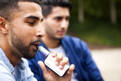 Neum&oacute;loga advierte de que incluso el consumo espor&aacute;dico de cigarrillos electr&oacute;nicos afecta a la salud respiratoria