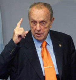 "Ni tutelas ni tu t&iacute;as" (Manuel Fraga, abril 1990). Por Carlos Magdalena Menchaca