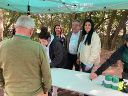 Noja entrega 300 frutales entre los vecinos para conmemorar el D&iacute;a del &Aacute;rbol