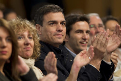 Pedro S&aacute;nchez enfrenta al socialismo c&aacute;ntabro