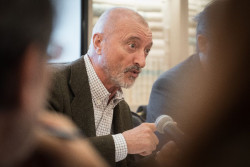 Pérez-Reverte anuncia a Vila-Matas como Premio Zenda de Honor: "En estos tiempos de navajeo, tiene más valor"