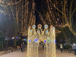 Reina Victoria y la Plaza de Italia a oscuras en Navidad.    Carlos Magdalena