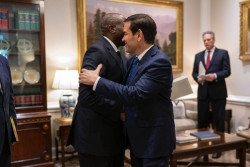 Reino Unido ve "una ventana" para la diplomacia en las dos semanas de Trump para decidir si intervenir en Ir&aacute;n