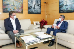 Revilla y el alcalde de  Noja Miguel Angel  Ruiz comparten jornada de trabajo  en materia educativa, tur&iacute;stica y de infraestructuras