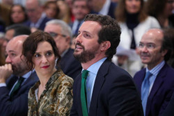 S&aacute;nchez desde el burladero viendo como se torean Ayuso y Casado