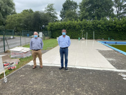 Santa Mar&iacute;a de Cay&oacute;n mejora el solado de la playa de la piscina municipal del Complejo Deportivo Fernando Astobiza