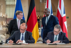 Starmer y Merz firman un "hist&oacute;rico" tratado de amistad que supone un "compromiso de defensa mutua" mientras Sanchez se va a Mauritania