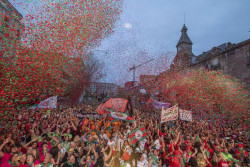 Torrelavega inicia las fiestas de la Virgen Grande con un multitudinario chupinazo y el preg&oacute;n de la Coral