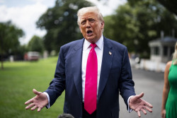 Trump tilda a Greta Thunberg de "alborotadora" y dice que "deber&iacute;a ver a un m&eacute;dico"