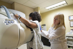 Un estudio identifica a las mujeres que se benefician menos de las mamograf&iacute;as 3D