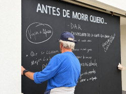 Una funeraria de Torrelavega crea por Todos los Santos un mural con sue&ntilde;os y proyectos pendientes de los vecinos