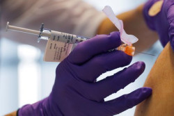 Una sanitaria sufre una reacci&oacute;n al&eacute;rgica a la vacuna contra la COVID-19 de Pfizer en Alaska
