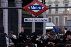 Unas 400 personas se concentran en Madrid contra la acampada de Sol y por la vivienda "social y nacional"