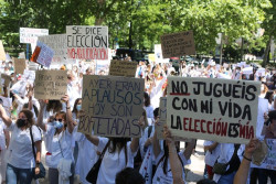 V&Iacute;DEO: M&aacute;s de mil aspirantes MIR se concentran frente Sanidad para reclamar elecci&oacute;n telem&aacute;tica en tiempo real