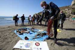 Voluntarios del Proyecto Libera retiran 150 kilos de basura de las playas de Miengo