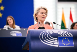 Von der Leyen arremete contra extremismos para defenderse en una moci&oacute;n que s&oacute;lo avala la extrema derecha