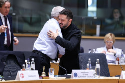 Zelenski conf&iacute;a en que el uso de los activos rusos congelados "est&aacute; m&aacute;s cerca" y pide a los fondos para 2026
